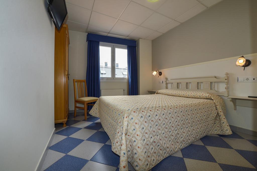 Hostal Linares Ribadeo Buitenkant foto