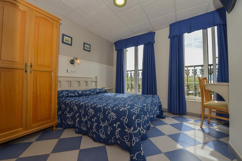 Hostal Linares Ribadeo Buitenkant foto